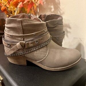 Kohl's Women's Ankle Boots - Taupe with Chain Detail